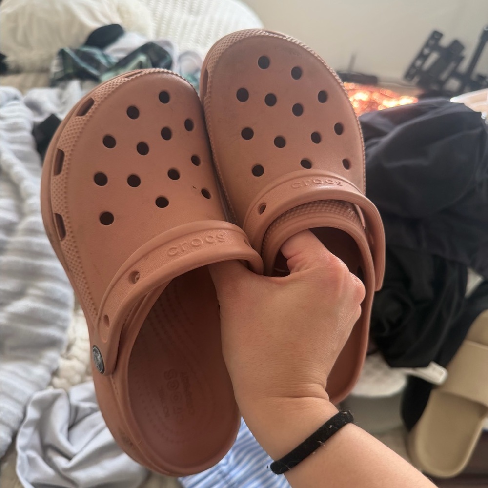 CROCS Classic Clog in Rose Pink